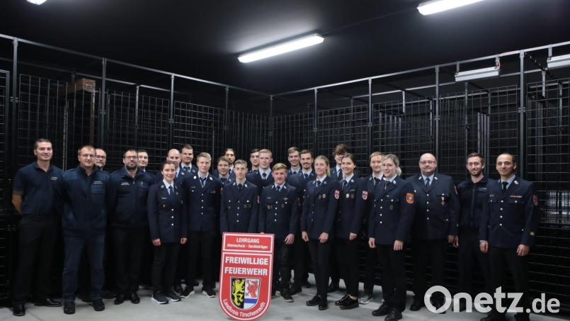 Abschlussbild mit den Teilnehmern sowie den Ausbildern (von links) Christian Kohl, Christian Gleißner, Gerald Freundl und Tobias Steinhauser sowie (von rechts) Ausbildungs-Kreisbrandmeister Christian Sirtl, Jörg Petersohn und Atemschutz-Kreisbandmeister Harald Würner. Bild: Tobias Steinhauser/exb