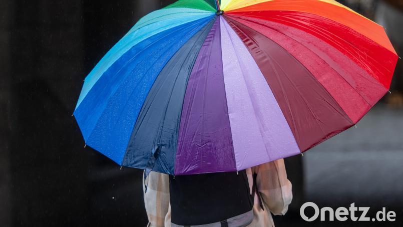 In der neuen Woche gibt es bei teils stürmischen Windböen immer wieder Regenschauer. Bild: Peter Kneffel