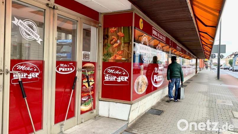Noch ist der Umbau des ehemaligen Matratzen-Geschäftes in ein Fast-Food-Restaurant nicht abgeschlossen. In diesem Jahr sollen die ersten Burger und Pizzen über die Ladentheke gehen. Bild: Gabi Schönberger