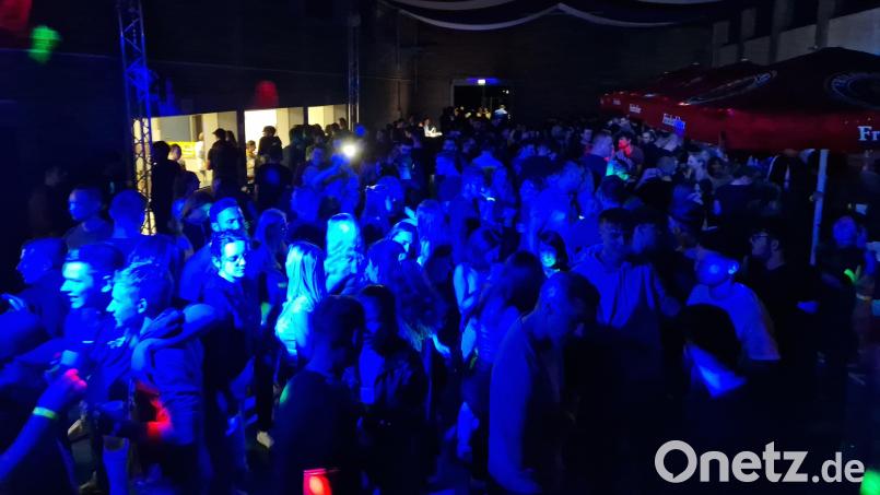 Bei den 90er-Hits ist das Publikum schnell in Tanzlaune, egal in welchem Alter, wie auf der vergangenen Party 2022 in Pressath in der Stadthalle zu sehen ist. Bild: DJane Tanja