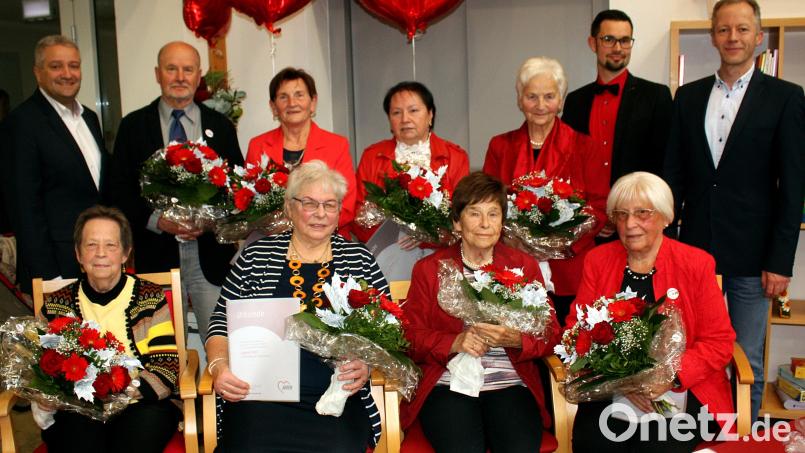 Die AWO ehrt bei der 100-Jahr-Feier auch verdiente Ehrenamtliche. Bild: R. Kreuzer