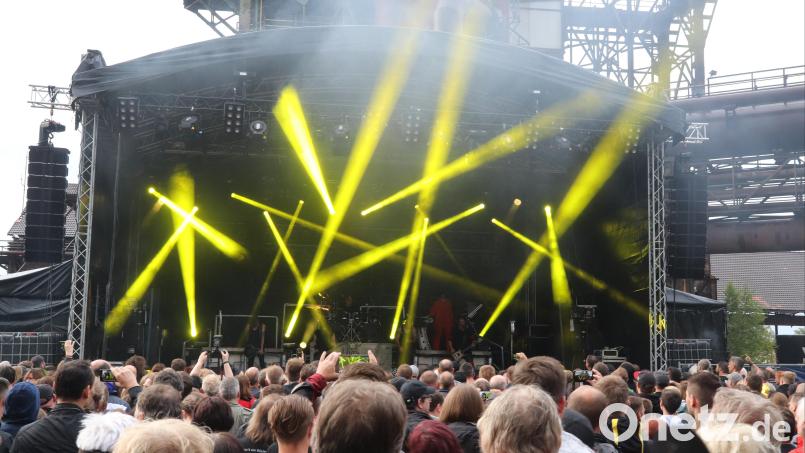 Die einzigartige Kulisse des Hochofens verleiht jedem Konzert auf dem Maxhütten-Areal eine ganz besondere Note – hier der Auftritt der Band Stahlzeit während des Stahlwerk-Festivals 2022. Zugleich birgt das Gelände für Veranstaltungen dieser Größenordnung Tücken. Archivbild: mfh