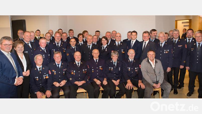 32 Feuerwehrmänner und -frauen werden für 25, 40 und 50 Jahre Dienst bei der Feuerwehr geehrt. Die Feuerwehrriege und die Bürgermeister gratulieren. Bild: wel