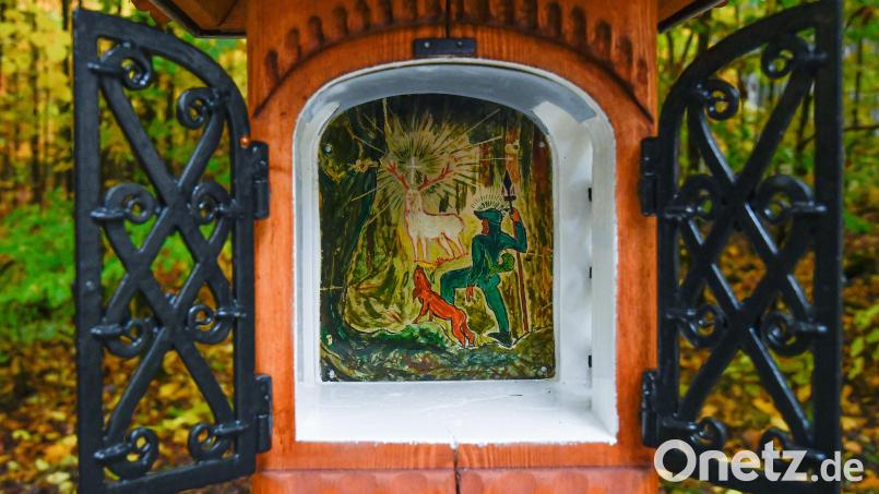 An der Rückwand der Laterne zeigt ein Bild die Szene, in der der Heilige Hubertus einem Hirschen begegnet, der zwischen dem Geweih ein Kreuz trägt. Bild: Petra Hartl