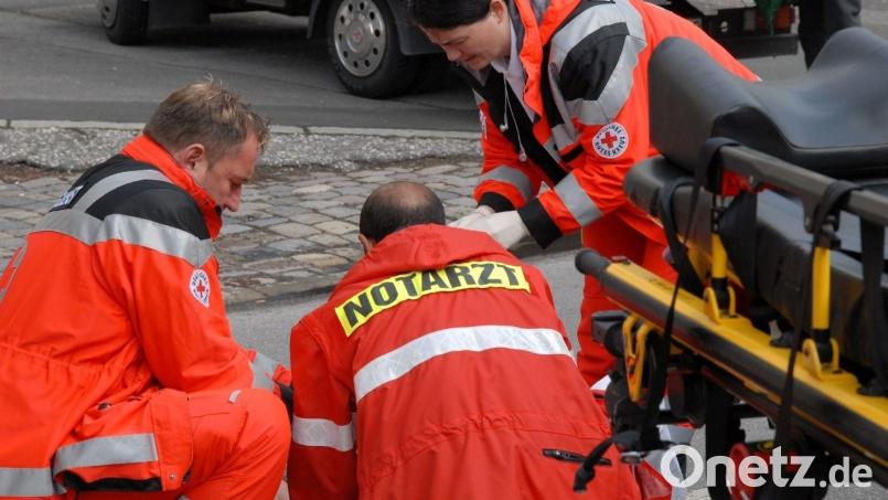 Notarzt-Einsätze sind immer wieder lebensnotwendig. Die Planungen für die Schichten der Mediziner verlaufen aber nicht immer reibungslos. Manchmal gibt es krisenhafte Situationen, weil sich an Notarztstandorten niemand in den Dienst eingetragen hat. Archivbild: Hartl