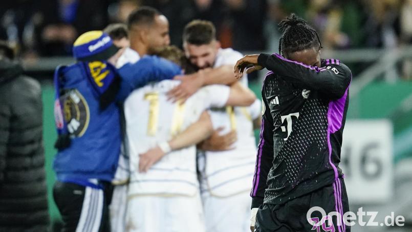 Bayern Münchens Mathys Tel (rechts) mochte sich die Saarbrückener Feierlichkeiten gar nicht mehr mit ansehen. Bild: Uwe Anspach/dpa