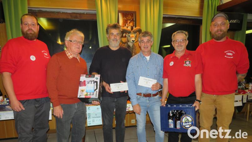 Vorsitzender Jens Zeiler (rechts) und sein Stellvertreter Kai Klarner (links) übergeben die Preise. Bild: adj