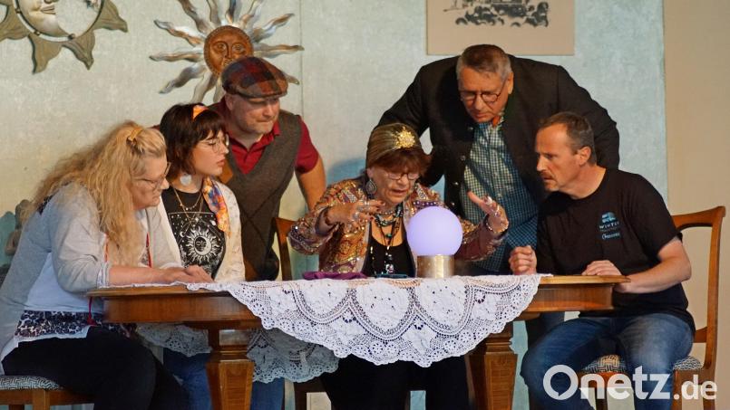 Ob die Kugel die Wahrheit spricht, werden die Gäste in den Aufführungen des Theatervereins D&#039; Veldensteiner sehen und hören. Bild: jma