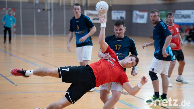 Das letzte Heimspiel verlor die HSG Weiden (im blauen Trikot mit der Nummer 17 Nils Keller) gegen den Oberviechtach (vorne Jannik Uschold) klar mit 18:30. Bild: Günter Uschold