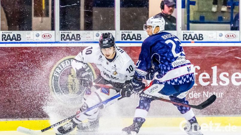 Am vergangenen Sonntag besiegten die Blue Devils (rechts Daniel Bruch im Zweikampf mit Maximilian Otte) die Passau Black Hawks mit 6:4. An diesem Wochenende bekommen es die Weidener mit Füssen und Memmingen zu tun. Bild: Tobias Neubert