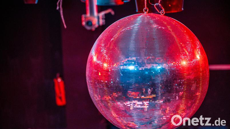 Die glitzernde Disco-Kugel an der Decke: Ein klassisches Symbol der 90er. Bild: Jens Büttner/dpa