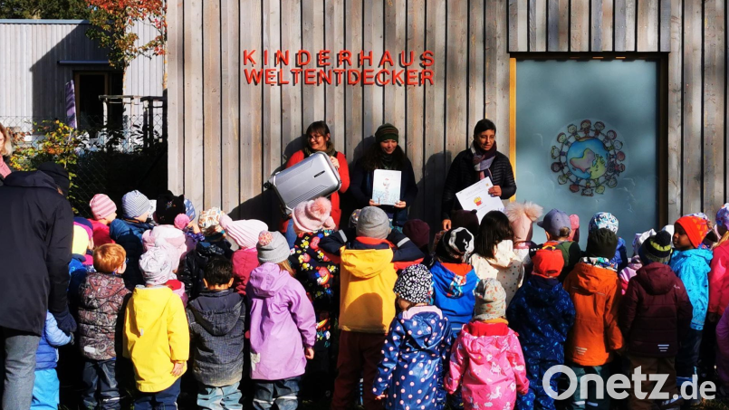 Das Team des Kinderhauses Weltentdecker und die Kinder freuten sich über das Gütesiegel „Buchkita“. Bild: Kinderhaus Weltentdecker/exb