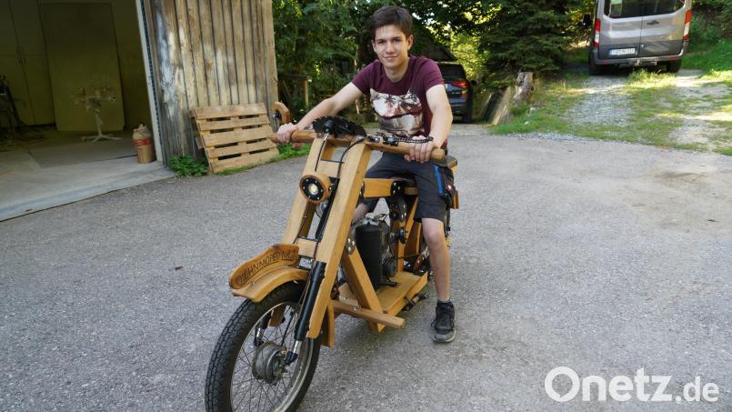Peter Gmeiner ist 17 Jahre und kommt aus Liebenstein. In seiner Freizeit hat der Schreiner-Azubi ein Moped mit 4,5 PS gebaut - aus Holz und Teilen vom Schrottplatz. Bild: kaz