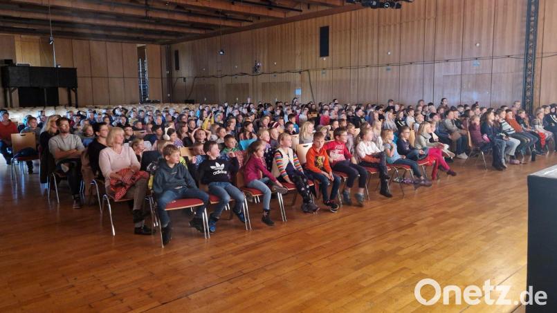 800 Schüler aus neun Schulen aus Tirschenreuth und Umgebung sahen sich im Kettelerhaus ein Theaterstück zum Thema Nachhaltigkeit an. Veranstalter war die AOK. Bild: AOK Bayern/exb