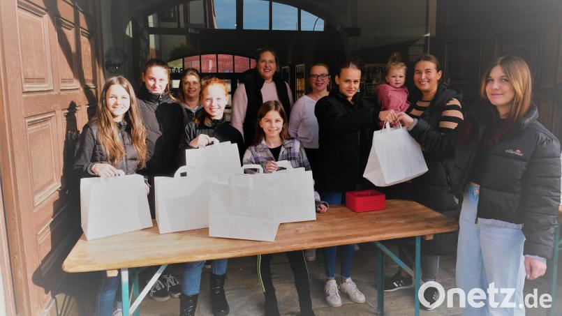 Eine der ersten Werbemaßnahmen für das Eslarner Heimatfest verläuft erfolgreich: Einige Festmädls bieten zusammen mit den Festdamen um Markträtin Laura Roth (Zweite von rechts) reichlich gefüllte Kuchentüten an, die reißenden Absatz finden. Der Verkaufserlös ist für die Festkleidung der Jugendlichen bestimmt. Bild: gz