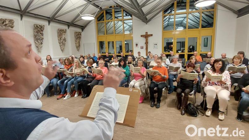Chorleiter Piotr Pajak gibt den Ton vor. Fleißig proben alle Beteiligten für das große Kirchenkonzert in St. Josef am 25. November. Bild: Kunz