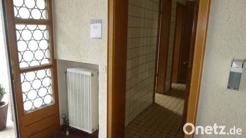 Diese Toilette neben dem Westeingang des Rathauses soll künftig auch an Wochenenden geöffnet sein. Bild: rn