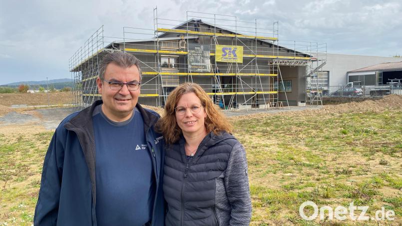 Martin und Cornelia Busch vor dem Neubau, in dem der Prüfingenieur ab Sommer 2024 Fahrzeuge wie Autos, Lkw, Busse und Nutzfahrzeuge prüfen wird. Wie beim Tüv oder den anderen Prüforganisationen kann man hier künftig eine Plakette für die Hauptuntersuchung oder Sicherheitsprüfung erhalten. Der Altentreswitzer wird mit seinem kleinen Team weiterhin auch im Außendienst unterwegs sein. Bild: ck