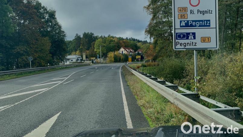 In den frühen Morgenstunden am Mittwoch kam es auf der B 470 offenbar zu einem Zusammenstoß zwischen einem Bus und einer dunkel gekleideten Person. Inzwischen scheint der Fall geklärt zu sein. Bild: Gabriele Schönberger