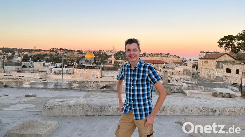 Dreimal besuchte Maximilian Pecher das Land Israel. Das Bild zeigt ihn während seiner Zeit als Freiwilliger (Volunteer) in Jerusalem. Der Krieg seit dem Überfall der Hamas am 7. Oktober bestürzt den 23-jährigen Tirschenreuther. Daher will er der sozialen Organisation ADI mit Spenden helfen. Bild: Maximilian Pecher/exb
