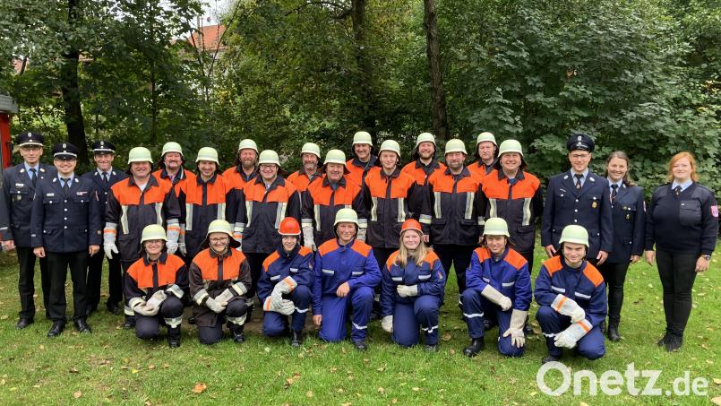 Die Teilnehmer an der Leistungsprüfung hatten Grund zur Freude: Alle konnten Abzeichen in Empfang nehmen. Bild: Feuerwehr Ahornberg/exb