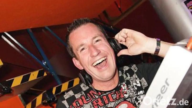 Ein Zauberer am Pult: DJ Moretti alias Thomas Mohr. Nach 40 Jahren stöpselt er endgültig aus. Bild: Toni Lopez/exb