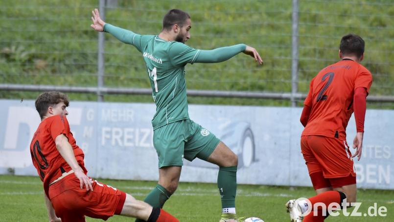 Emir Terakaj (Mitte) traf schon im Hinspiel für Gebenbach gegen Donaustauf. Bild: Hubert Ziegler