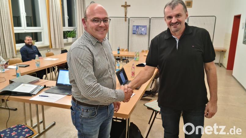 Bürgermeister Johann Schmid (links) dankt Johann Wiesnet für 27 Jahre kommunalpolitischer Tätigkeit. Bild: sne