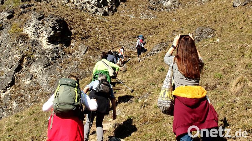 Gemeinsam den Berg hinauf: Das VBW Oberviechtach-Schönsee bietet Wanderungen für Singles 50+ an. Bild: Siegfried Filipp