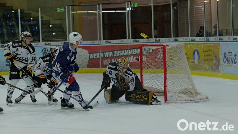 Die Blue Devils besiegten am Freitagabend den EV Füssen mit 5:2. Hier schießt Vincent Schlenker (blaues Trikot) zum 3:1 ein. Bild: Elke Englmaier