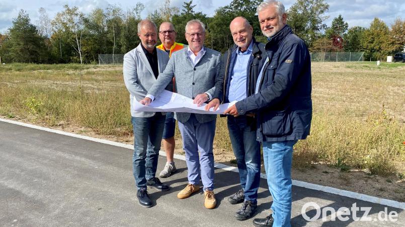 Oberbürgermeister Andreas Feller (Mitte) überzeugt sich zusammen mit Roland Stehr und Thomas Drachsler von der Tiefbauabteilung der Stadt Schwandorf, Armin Rank von der Wirtschaftsförderung, sowie Jürgen Liebl vom Bauhof von der ordnungsgemäßen Ausführung der Erschließungsarbeiten im Baugebiet Rothlinde. Bild: Heiko Nitschke/exb