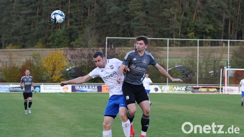 Immer ein bisschen höher als der Gegner: Der Grafenwöhrer Jonas Ertl (rechts) überspringt Daniel Radke vom FC Vorbach. Die SV Grafenwöhr empfängt am Sonntag den FC Amberg zum Verfolgerduell. Archivbild: Dieter Jäschke