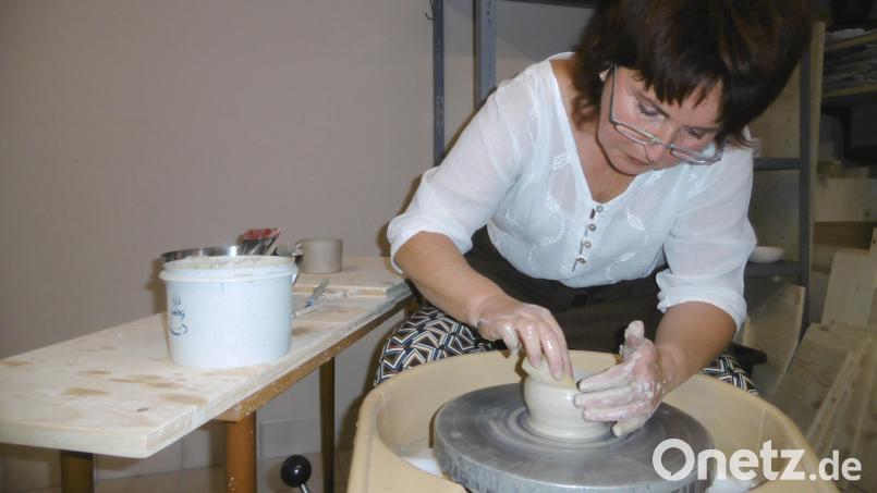 An der Drehscheibe formt Karin Dittrich Becher, Tassen, Vasen und Schalen. Bild: Dittrich