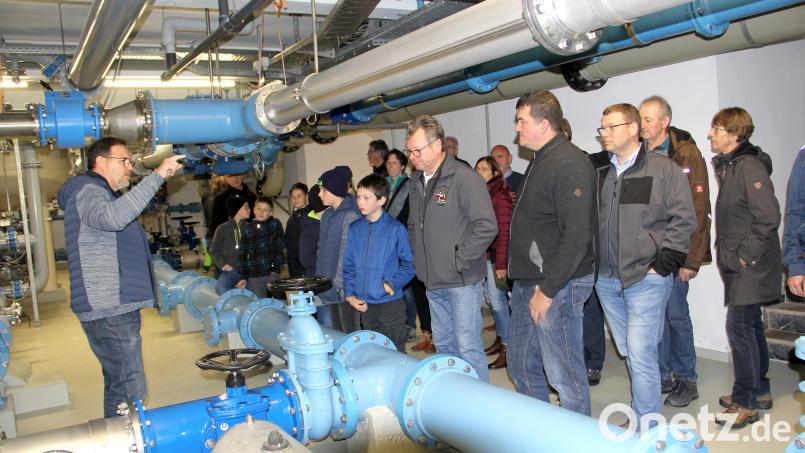 Wassermeister Torsten Hergenröther (links) erklärt die Aufbereitung des Wassers aus den Tiefbrunnen. Von der technischen Ausstattung des Wasserwerks Erzhäuser waren die Besucher sehr beeindruckt. Bild: Josef Böhm/exb