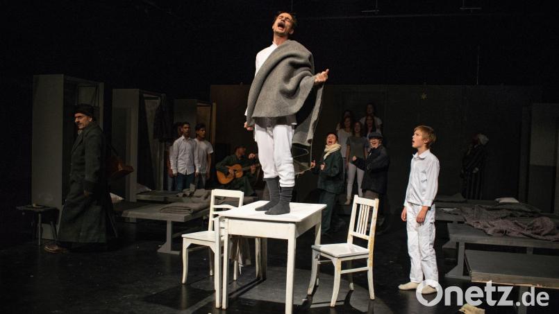 In der Farce „Mein Kampf“ von George Tabori geht es komödiantisch um den jungen Adolf Hitler, der sich in Wien an einer Kunstakademie bewirbt. Im Amberger Stadttheater wirken auch Schüler des Gregor-Mendel-Gymnasiums mit. Bild: Ewe Rafeldt/exb