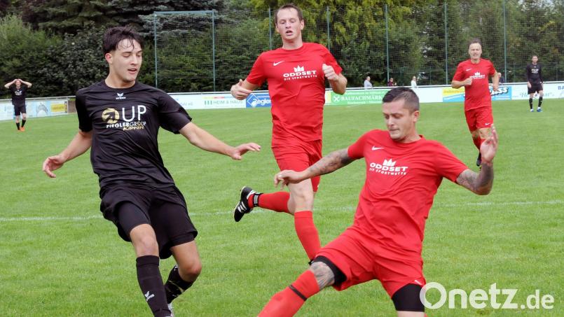 Der ASV Waldsassen empfängt am Sonntag den Tabellenzweiten FC Tirschenreuth. Das Hinspiel (Szene mit Tobias Sammüller, links, und ASV-Akteur David Bindl) gewann der FC mit 6:1. Archivbild: hho