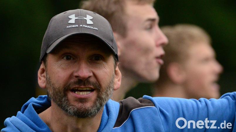 Wolfgang Richthammer gibt engagiert Anweisungen. Der Trainer des FC Schmidgaden versteht seine Mannschaft oft selber nicht. Bild: ham