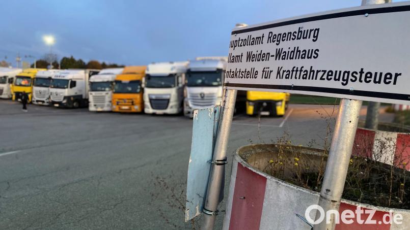 Nach Allerheiligen warten die ersten Lkw am Amtsparkplatz des Autohofs Waidhaus auf ihre Abfertigung. Auf dem gesamten Areal gibt es keinen einzigen freien Parkplatz mehr. Die ankommenden Brummifahrer müssen umkehren und eine Alternative finden. Bild: ck