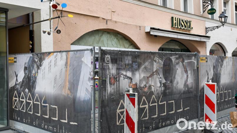 Mitten in der Fußgängerzone in Amberg, genauer gesagt in der Georgenstraße, befindet sich das einsturzgefährdete Haus mit der ehemaligen Hussel-Filiale. Bild: Petra Hartl