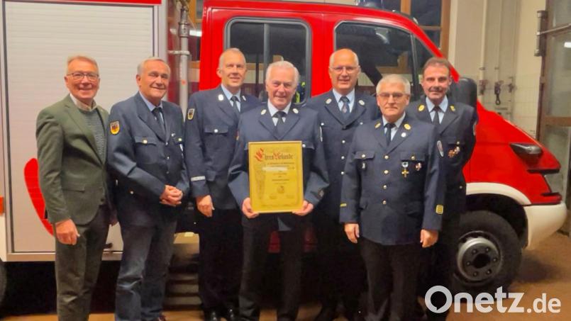 Alois Lukas (Mitte) ist Ehrenmitglied des Stadtfeuerwehrverbands Weiden. Bild: Patrick Preßl/exb