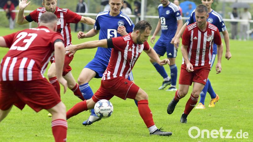 Das Hinspiel im August endete torlos: Hier kämpfen der Raigeringer Toni Lippert (Dritter von links) und Bergsteigs Spielertrainer Helmut Jurek um den Ball. Beobachtet werden sie unter anderem vom Ex-Raigeringer Alexander Greger (Zweiter von links). Archivbild: Hubert Ziegler