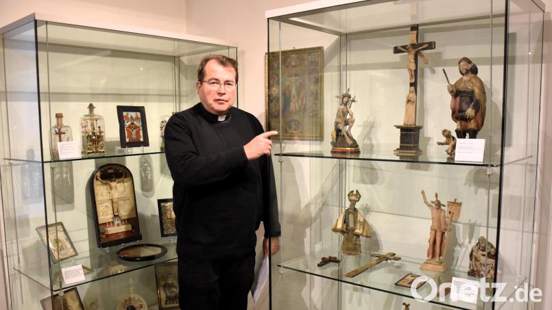 Pfarrer Klaus Haußmann präsentiert im Stiftlandmuseum rund 150 Gegenstände aus dem Bereich der Volksfrömmigkeit. Bild: ubb