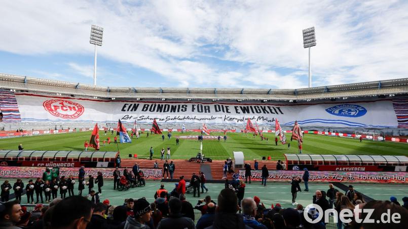 Die Fans vom 1.FC Nürnberg und von Schalke 04 zeigen eine gemeinsame Choreo über die gesamte Stadionhälfte. Bild: Daniel Löb/dpa
