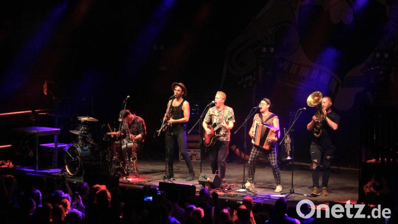 1700 Besucher zu begeistern - das war für die "Fäaschtbänkler" am Samstagabend in der Kemnather Mehrzweckhalle kein Problem Bild: stg