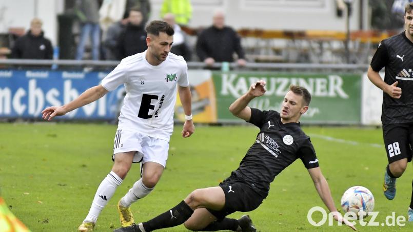 Christian Heinloth (links) von der DJK Ammerthal kann sich in dieser Szene gegen Mario Baldauf (rechts) von Fortuna Regensburg behaupten. Bild: Hubert Ziegler