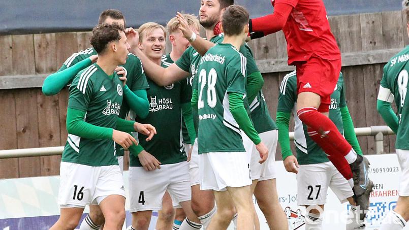 Der SV Mitterteich gewann am Samstag das Derby gegen den FC Vorwärts Röslau mit 2:1. Hier bejubeln die SVM-Akteure das 2:0 durch Pascal Höcht (links mit der Nummer 16). Bild: Peter Perzl