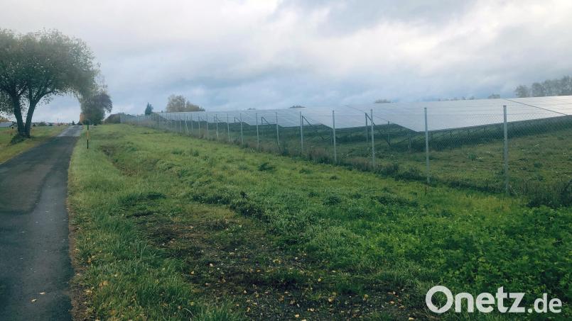 Der geplante neue Solarpark liegt zwischen der Straße zum Waldbadeweiher (westlich der Anlagen) und der TIR 18 (östlich der Anlagen) am südlichen Ortsrand von Fuchsmühl nahe der Freizeitanlage Waldbadeweiher. Bild: wro