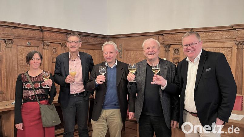 Oberbürgermeister Michael Cerny (rechts) und das Amberger &quot;Kulturdreigestirn&quot;, Barbara Cosima Frey, Reiner Volkert und Fabian Kern (von links), mit dem &quot;Künstler der Metropolregion&quot;, Winni Steinl ( Zweiter von rechts). Bild: Schwab, Susanne