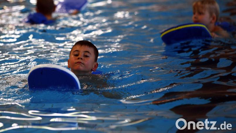 Schwimmunterricht ist wichtig für die Kinder. Der Freistaat will das mit einer Gutschein-Aktion fördern. Symbolbild: Jens Büttner/dpa