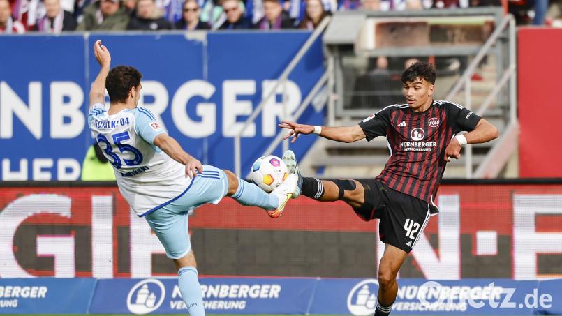 Auch unter Freunden gehts manchmal härter zu: Der Schalker Marcin Kaminski (links) vom FC Schalke 04 gegen Can Uzun. Bild: Daniel Löb/dpa